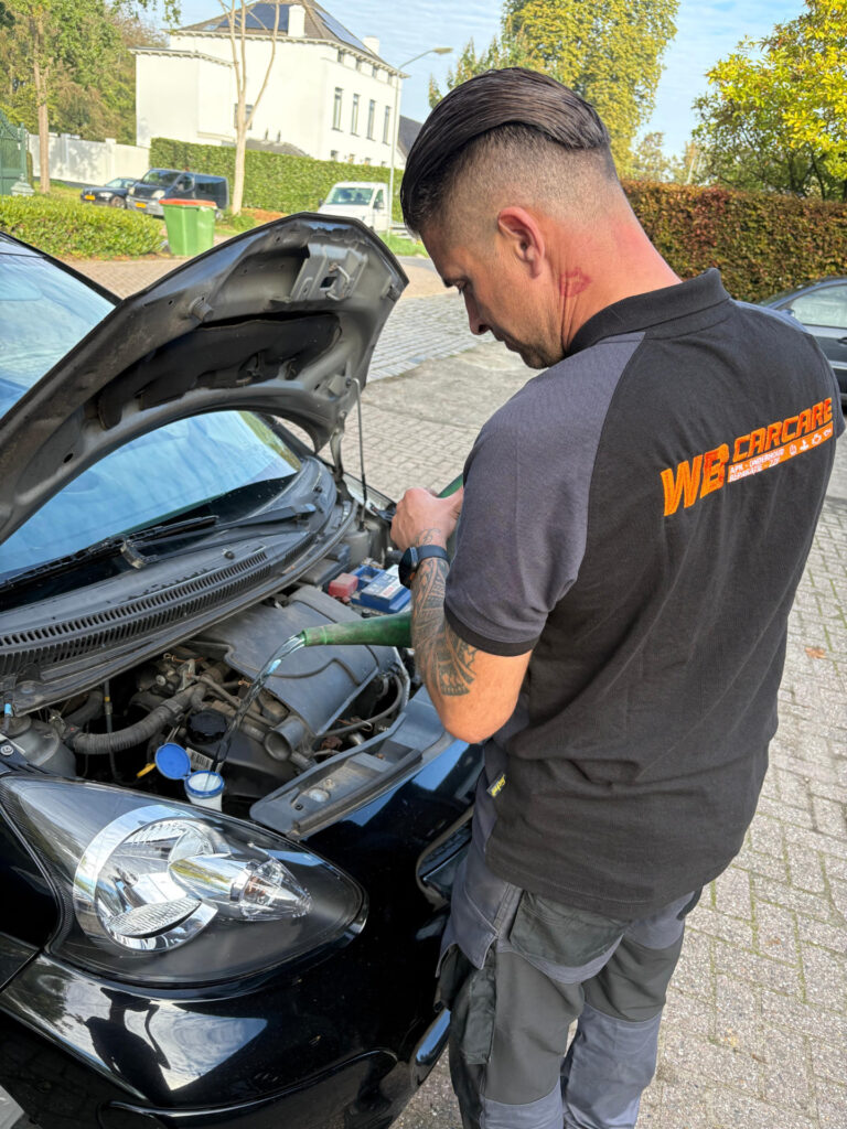 Wesley Boers van WB-carcare aan het werk